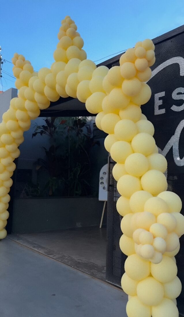 Arco de balões tradicional amarelo em portal de entrada de evento