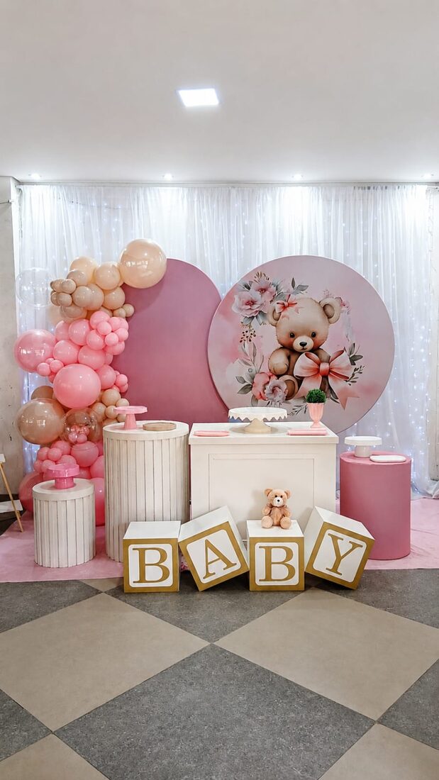 Decoração de chá de bebê com guirlanda de balões rosa e nude e caixas BABY