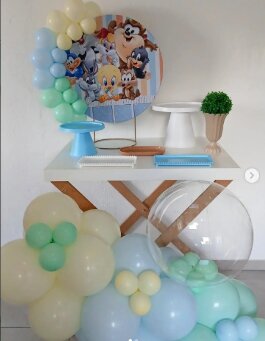 Decoração de chá de bebê com tema Baby Looney Tunes em tons pastel