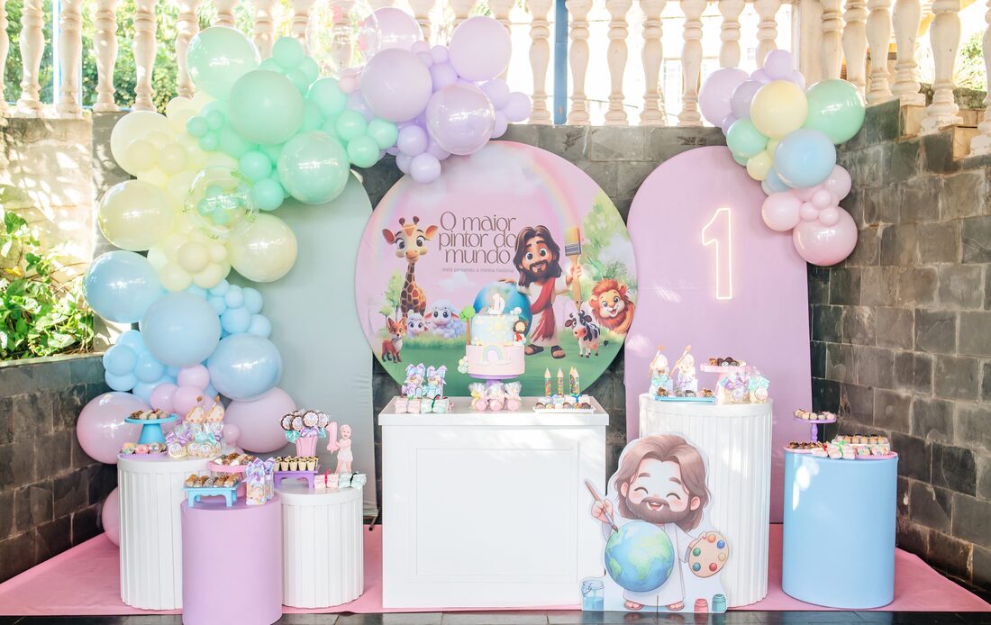 Decoração de 1 aninho com guirlanda orgânica pastel em tons de verde, lilás e amarelo