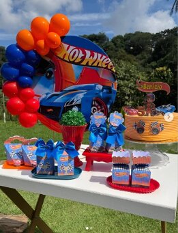 Decoração de aniversário Hot Wheels com balões azuis, vermelhos e laranja