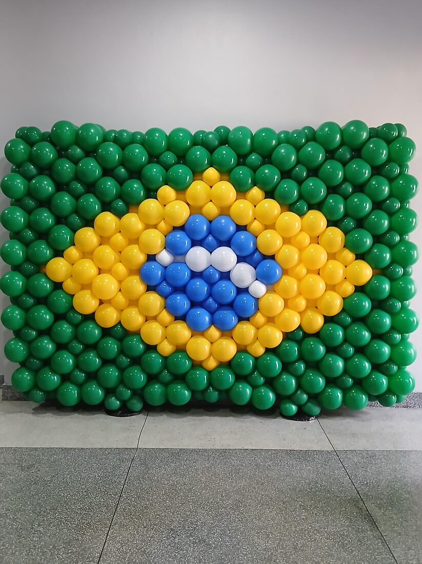 Mural de balões verde, amarelo, azul e branco formando a bandeira do Brasil