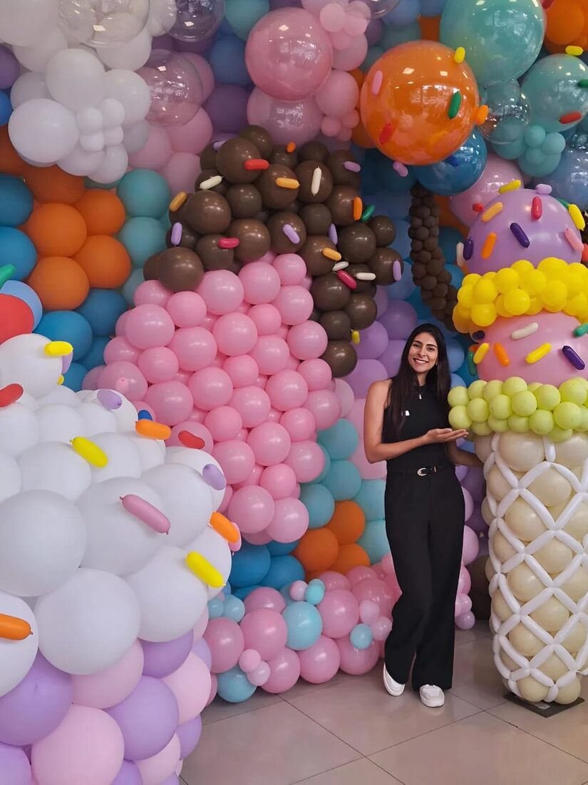 Mural e esculturas de balão em formato de doces e sorvetes em tons pastel