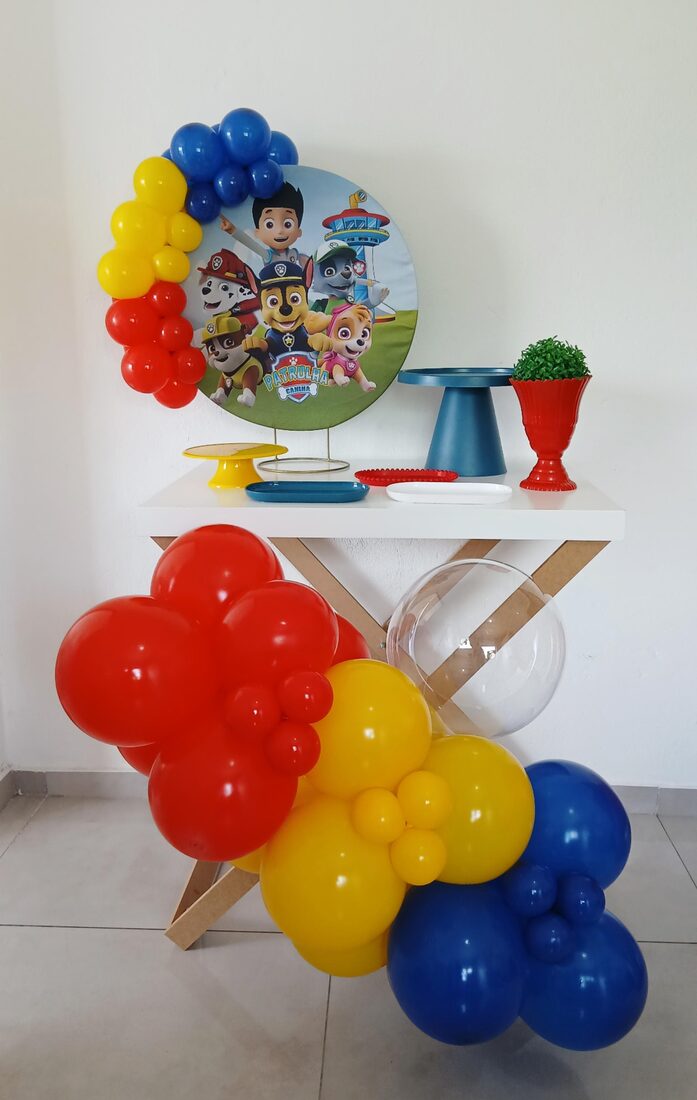 Decoração tema Patrulha Canina com guirlanda de balões vermelhos, amarelos e azuis